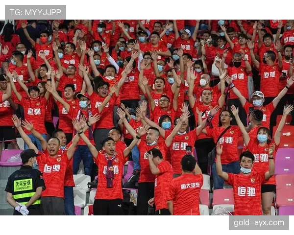 中超赛场热度飙升,球迷热情点燃现场氛围 中超赛场热度飙升,球迷热情点燃现场氛围