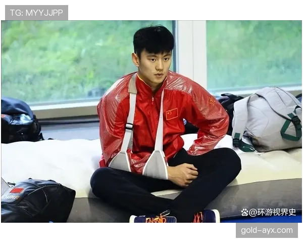 宁泽涛穿得像街头小混混,泳池边却是另一个宇宙 宁泽涛穿得像街头小混混,泳池边却是另一个宇宙