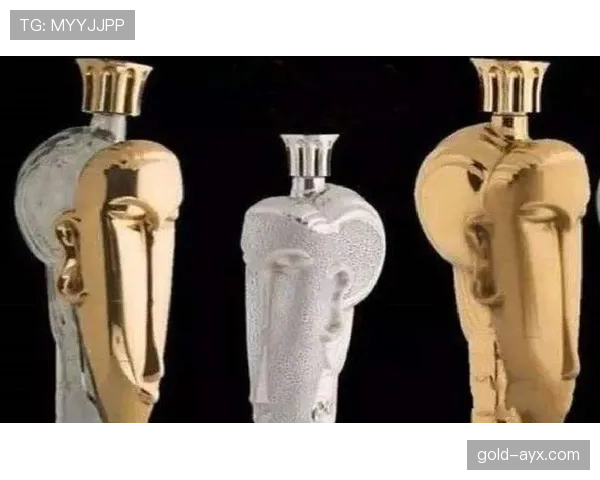 邹敬园家里摆满奖杯，但最贵的可能是他每天喝的那瓶水